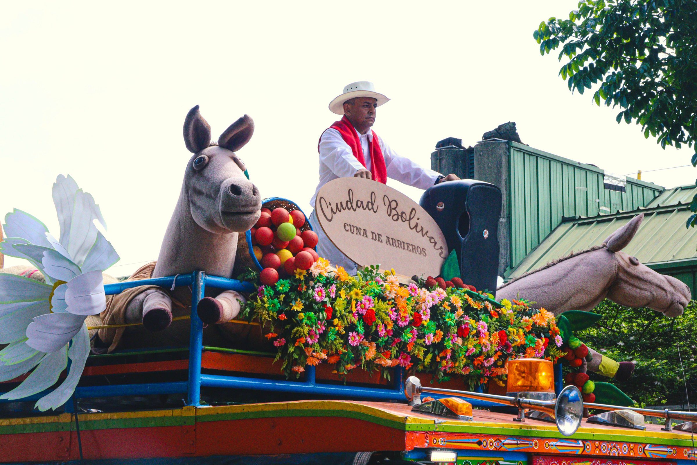 Un carro decorato con fiori e figure di cavalli sfila alla Feria de las Flores di Medellín
