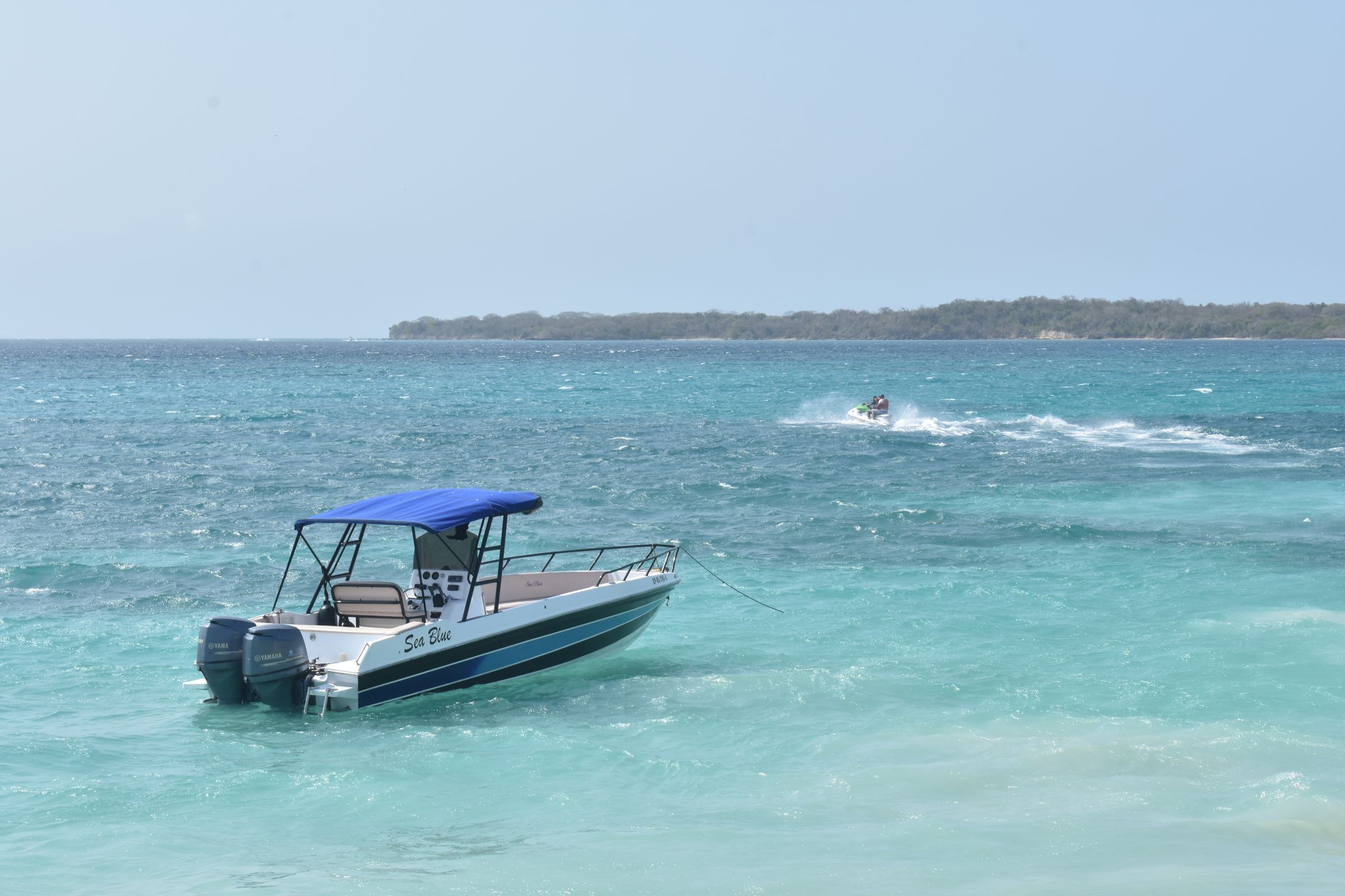 Una lancia nell'acqua turchese davanti a un'isola vicino a Cartagena, il mezzo con cui si raggiungono le Islas del Rosario