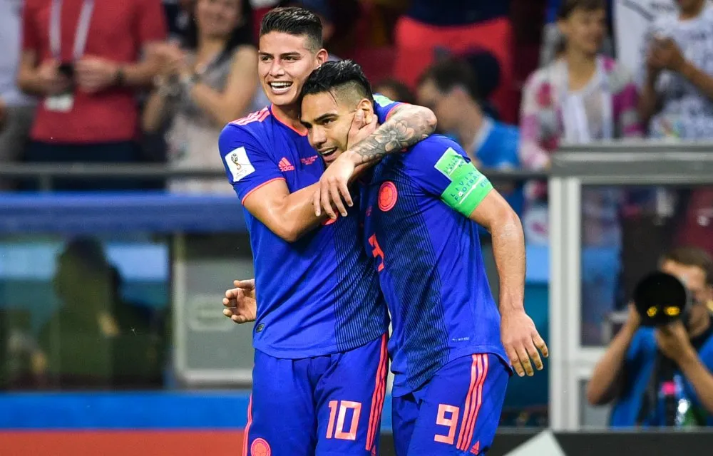 James Rodríguez abbraccia Radamel Falcao dopo un gol della Colombia alla Polonia ai Mondiali di Russia 2018