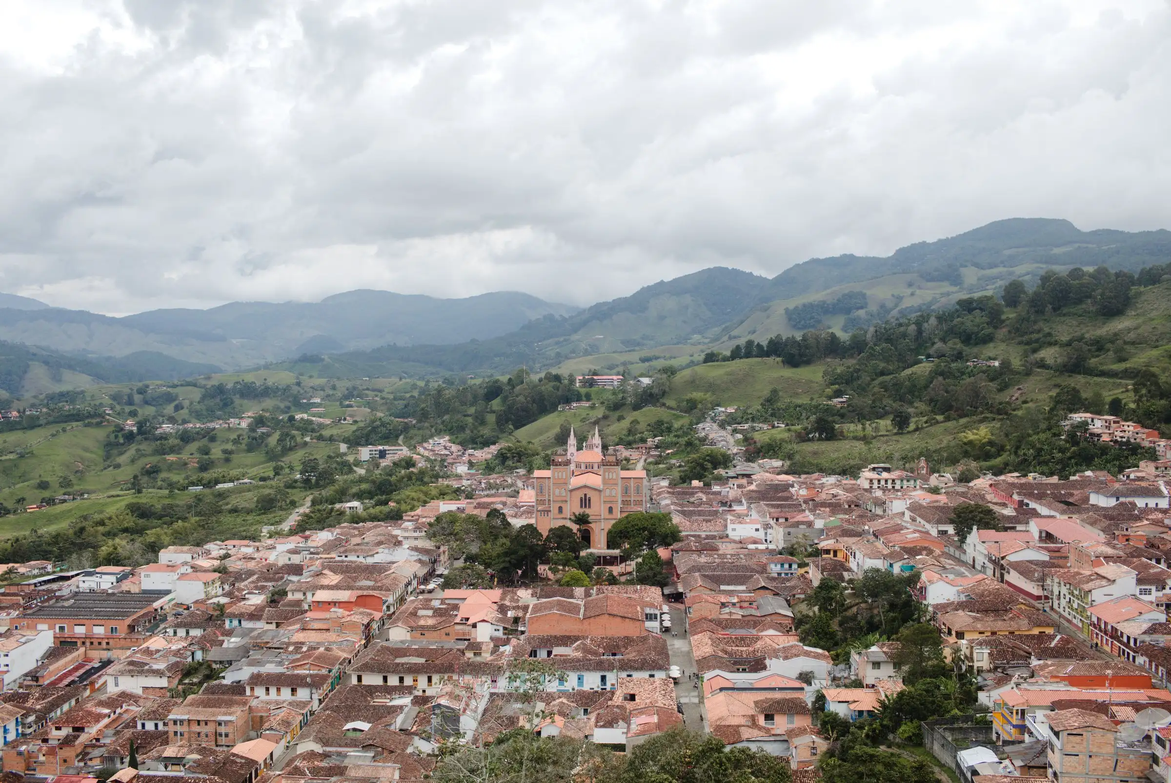 Jericó visto desde lo alto, con los techos rojos, la catedral y las montañas verdes del suroeste antioqueño