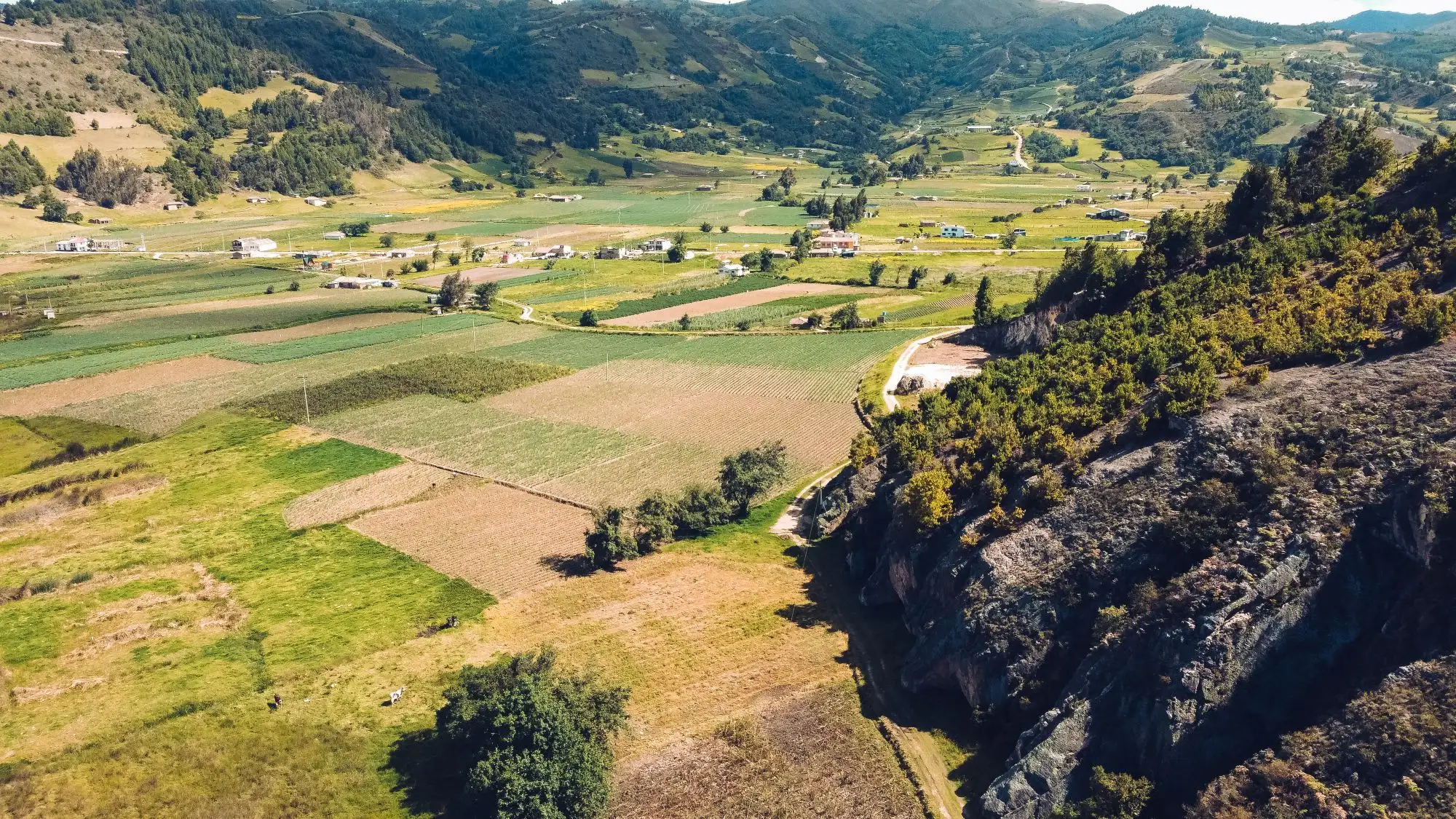 Vista aerea dei campi coltivati e delle colline di Tota, in Boyacá, che dall'alto sembrano una mappa a riquadri
