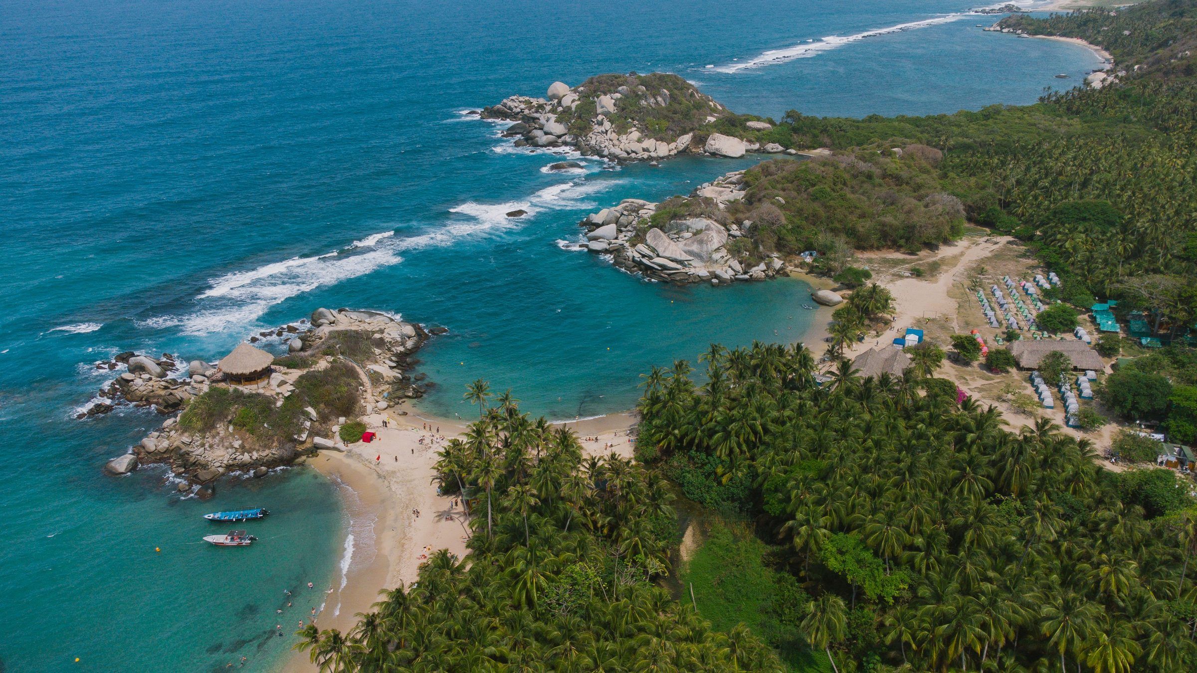 Vista aerea di Cabo San Juan nel Parco Tayrona: spiagge, massi di granito e palme