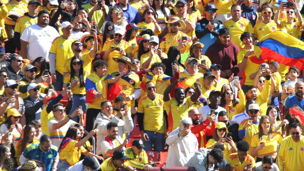 Tifosi della Nazionale colombiana con maglie gialle, bandiere e sombrero vueltiao sugli spalti di uno stadio
