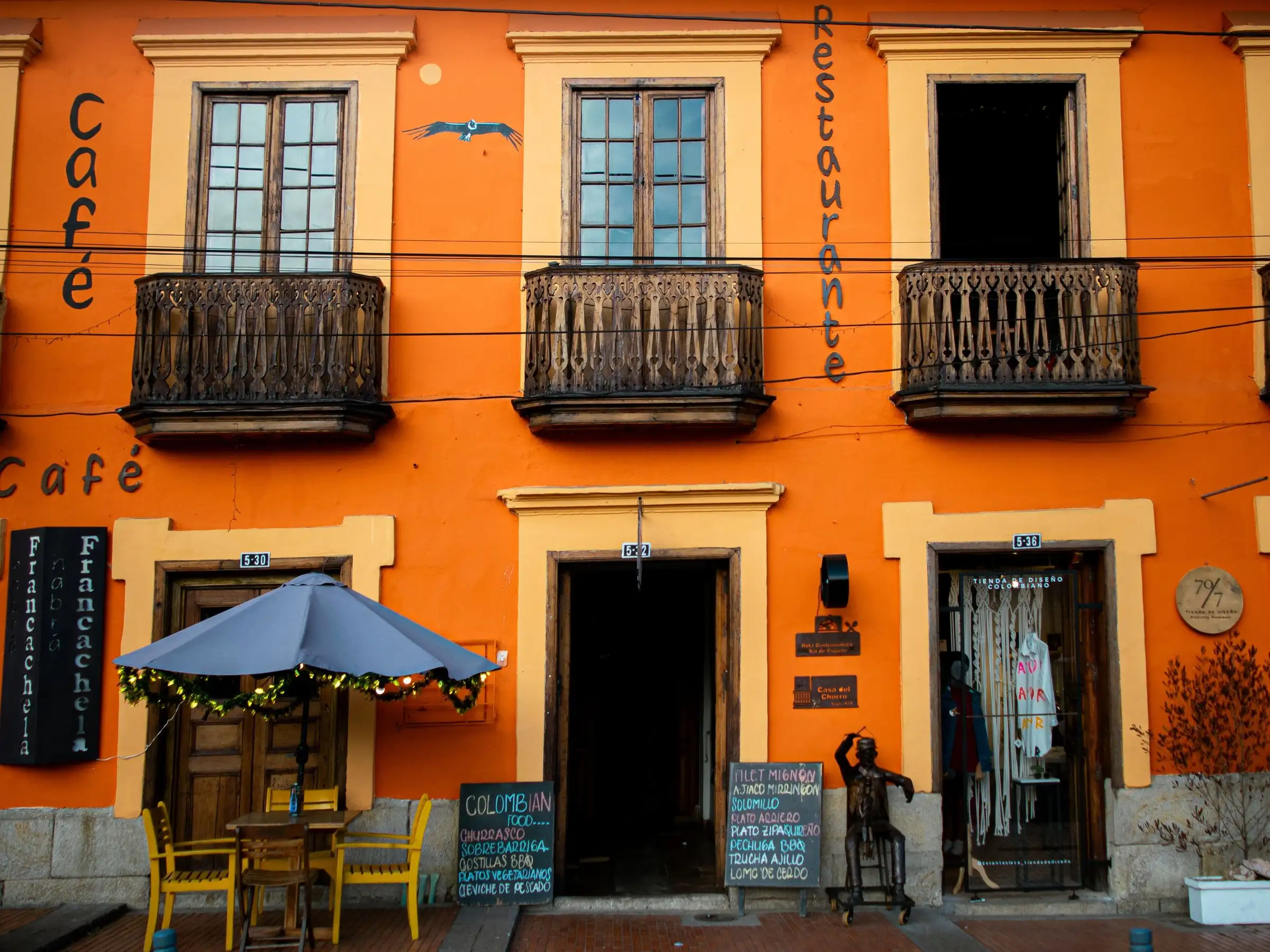 Fachada colonial naranja con balcones de madera en el centro histórico de Zipaquirá